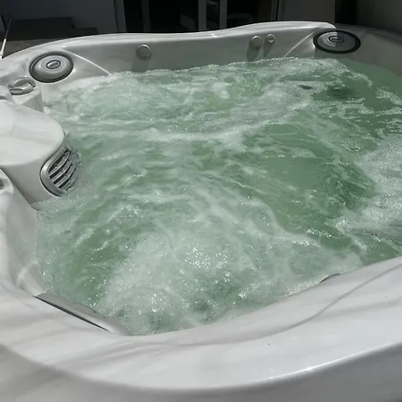 Luxury 4 Bedroom With Jacuzzi & Large Garden 빌라 플라야데라스아메리카스