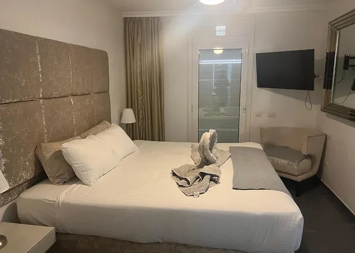 Luxury 4 Bedroom With Jacuzzi & Large Garden Villa