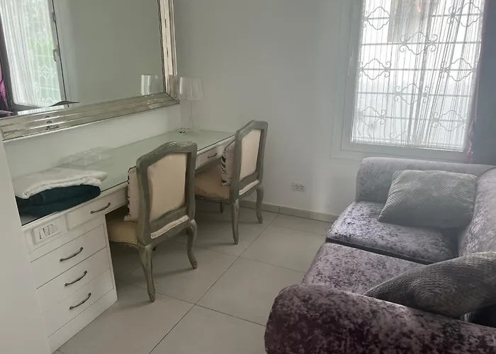 Villa Luxury 4 Bedroom With Jacuzzi & Large Garden