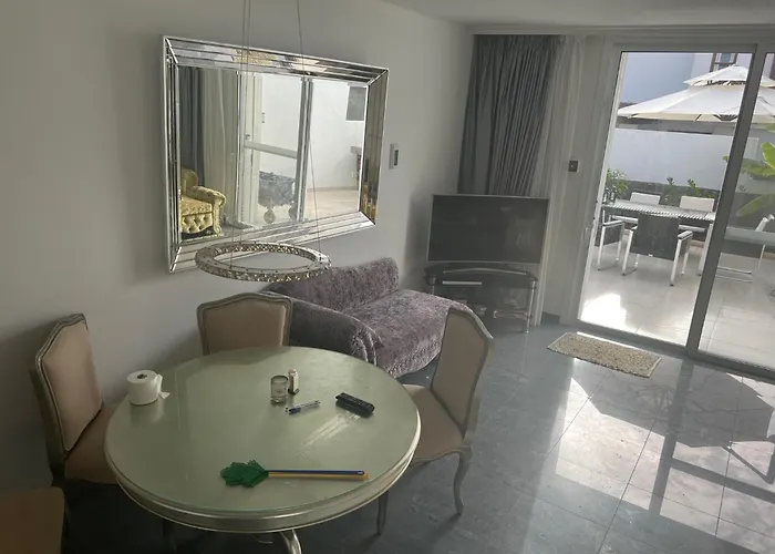 Luxury 4 Bedroom With Jacuzzi & Large Garden Villa Playa de las Américas