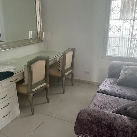 Villa Luxury 4 Bedroom With Jacuzzi & Large Garden