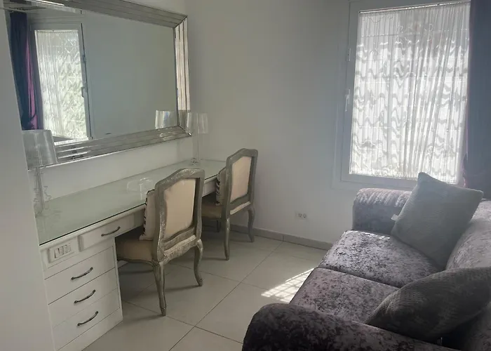 Luxury 4 Bedroom With Jacuzzi & Large Garden Villa *