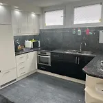 Luxury 4 Bedroom With Jacuzzi & Large Garden וילה *