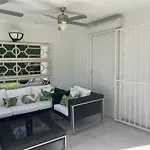 Luxury 4 Bedroom With Jacuzzi & Large Garden וילה *
