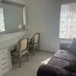 Luxury 4 Bedroom With Jacuzzi & Large Garden וילה *