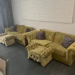 Luxury 4 Bedroom With Jacuzzi & Large Garden וילה