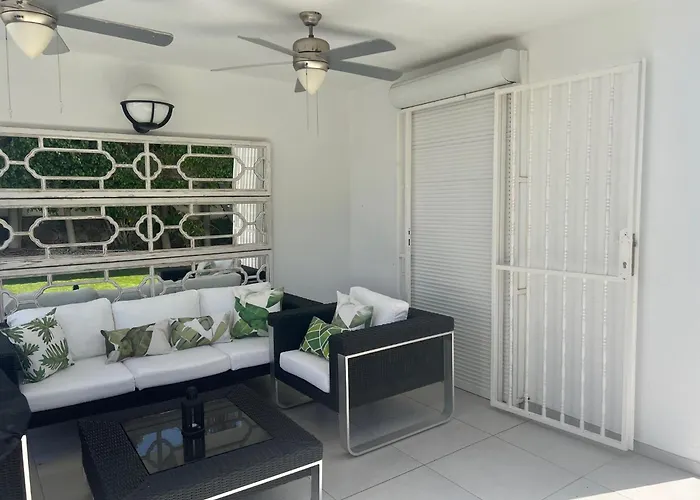 Luxury 4 Bedroom With Jacuzzi & Large Garden 빌라 *