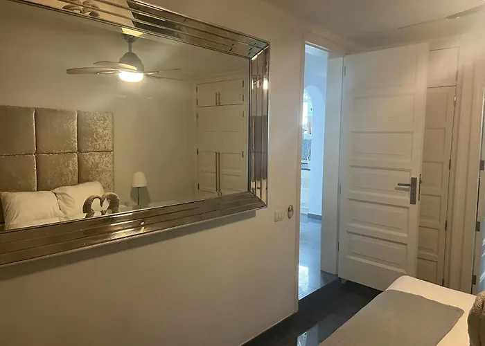 Luxury 4 Bedroom With Jacuzzi & Large Garden 플라야데라스아메리카스