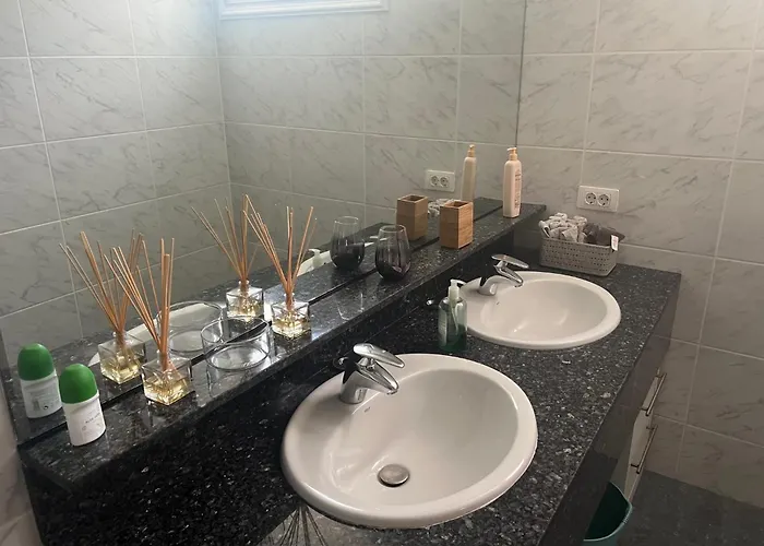 빌라 Luxury 4 Bedroom With Jacuzzi & Large Garden