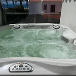 Villa Luxury 4 Bedroom With Jacuzzi & Large Garden
