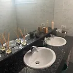 Villa Luxury 4 Bedroom With Jacuzzi & Large Garden