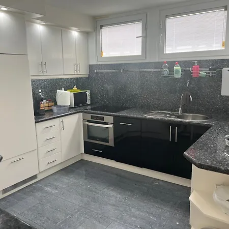 Luxury 4 Bedroom With Jacuzzi & Large Garden וילה *