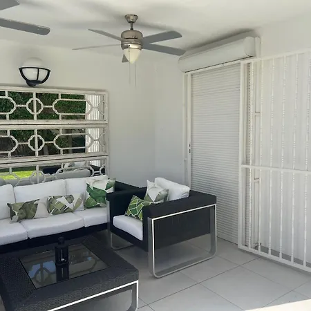 Luxury 4 Bedroom With Jacuzzi & Large Garden וילה *