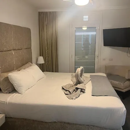Luxury 4 Bedroom With Jacuzzi & Large Garden וילה