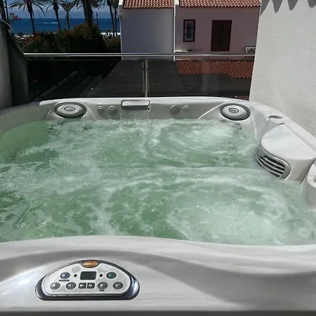 וילה Luxury 4 Bedroom With Jacuzzi & Large Garden