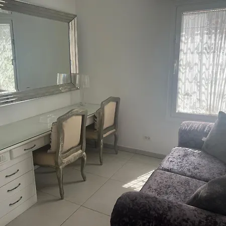 Luxury 4 Bedroom With Jacuzzi & Large Garden וילה *