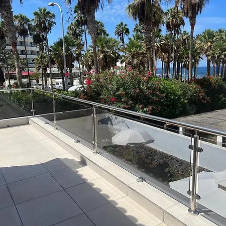 Luxury 4 Bedroom With Jacuzzi & Large Garden וילה