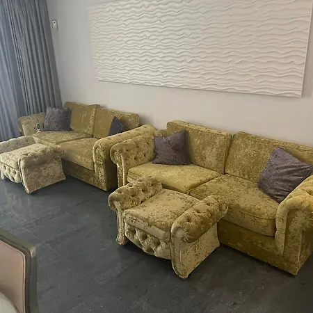 Luxury 4 Bedroom With Jacuzzi & Large Garden וילה