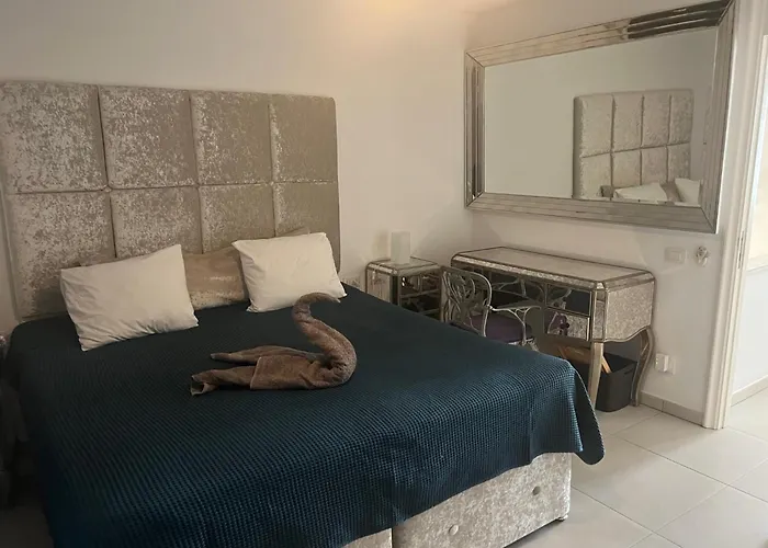 Luxury 4 Bedroom With Jacuzzi & Large Garden Playa de las Americas (Tenerife)