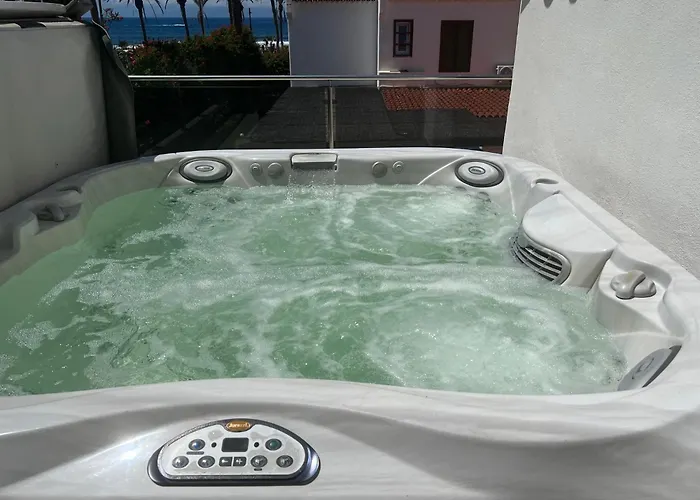 Villa Luxury 4 Bedroom With Jacuzzi & Large Garden