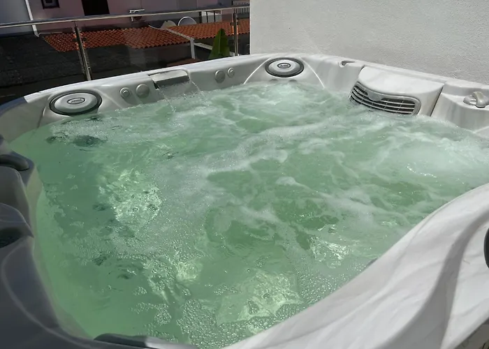 Luxury 4 Bedroom With Jacuzzi & Large Garden Villa Playa de las Americas (Tenerife)