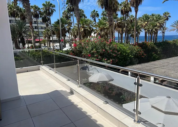 Luxury 4 Bedroom With Jacuzzi & Large Garden Villa