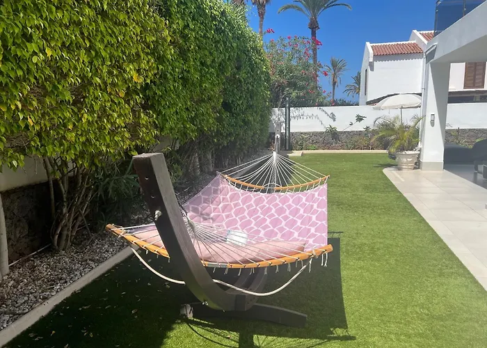 Luxury 4 Bedroom With Jacuzzi & Large Garden Villa *